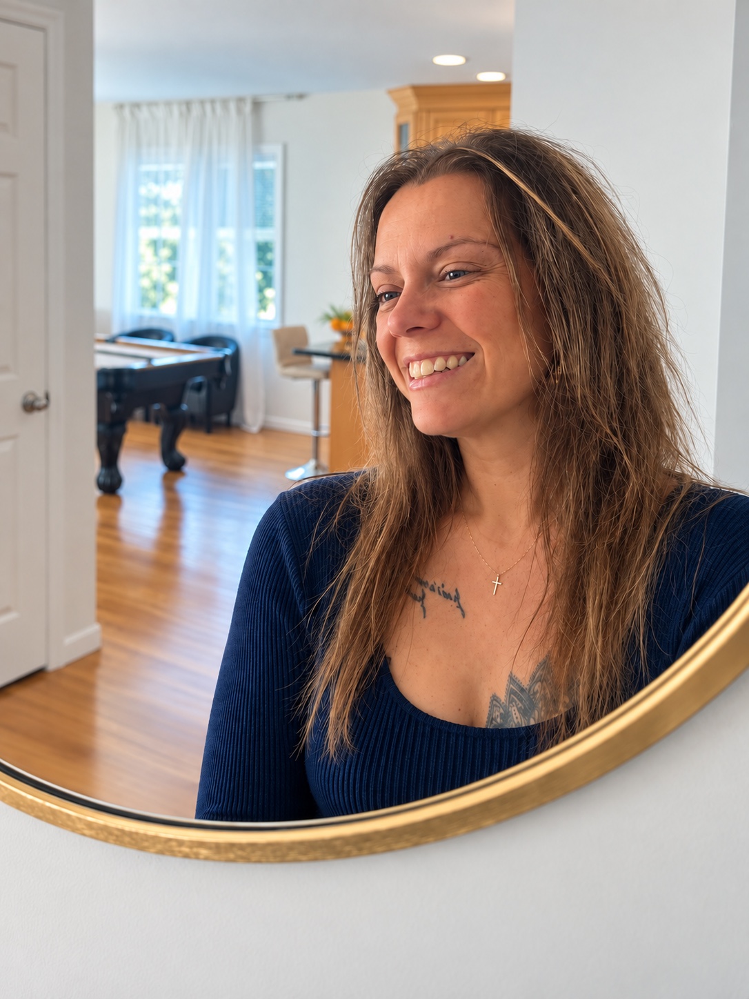 Portrait d’Audrey souriante dans un miroir